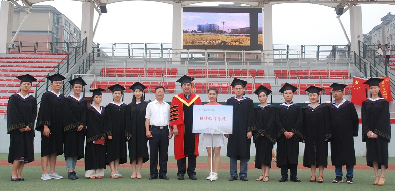 河南中醫(yī)藥大學(xué)成教專(zhuān)升本學(xué)生合影.jpg